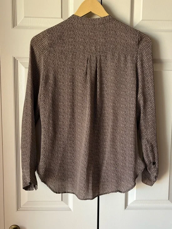 Vince | V-Neck Placket Silk Blouse. Herringbone print. Sleek. Sexy. Size 4 - Picture 2 of 6